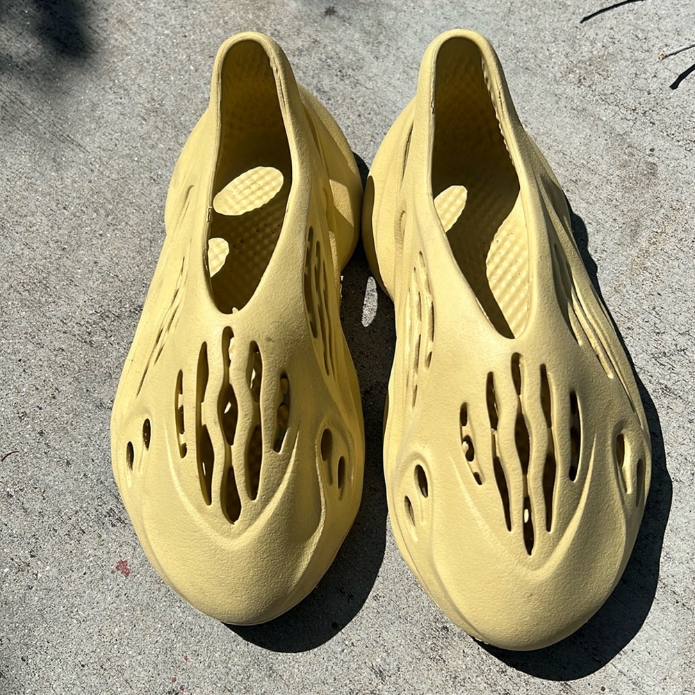 Yeezy foam runner sulfur size 5